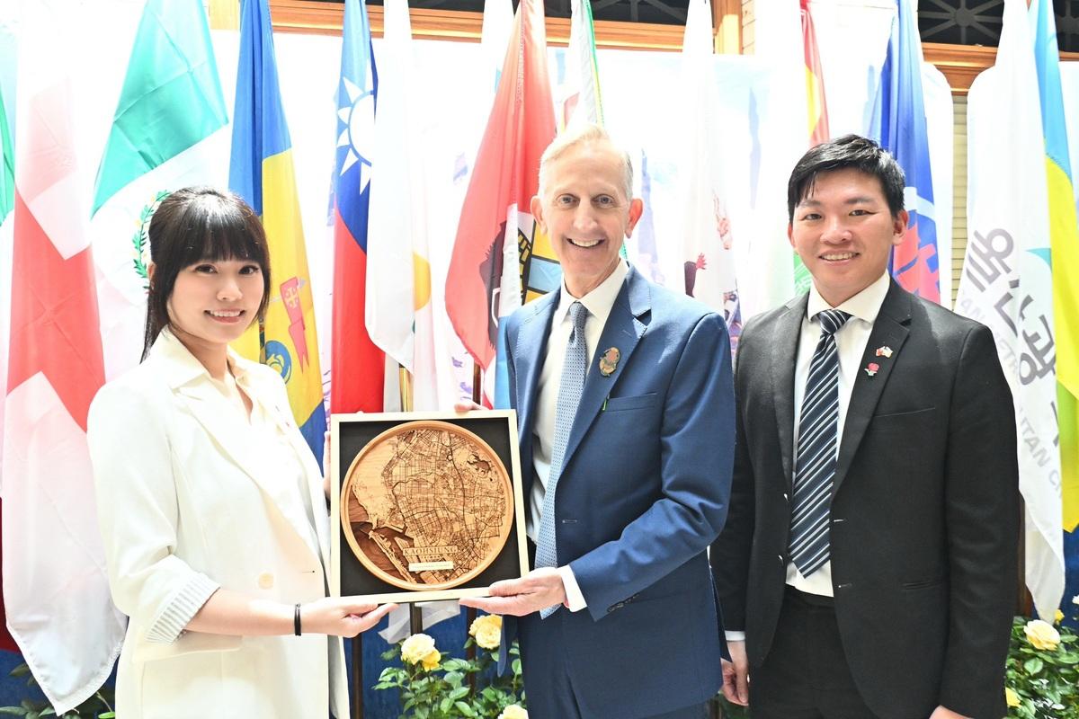 張硯卿(左)、吳立森(右)參與波特蘭市府舉辦的姊妹市接待會。   圖：高雄市行國處/提供