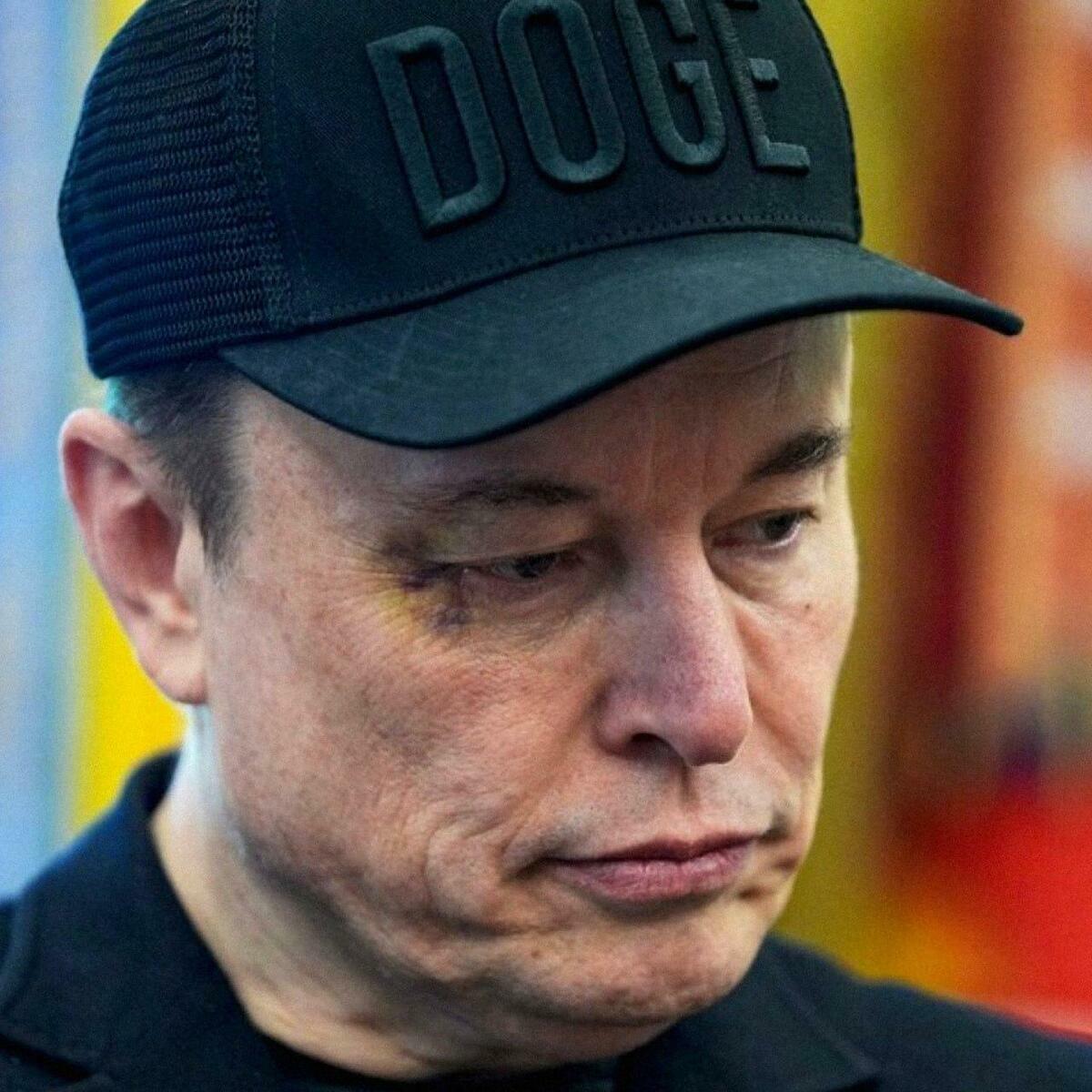  貝森特質問馬斯克預算缺口問題後，兩人在白宮大打出手，馬斯克甚至推擠對方。而根據後續消息確認，馬斯克眼部瘀青正是這場衝突所致。 圖:翻攝自X帳號@Israelwaronhama 