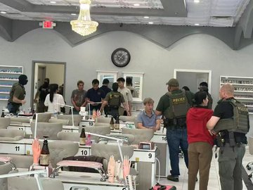  許多非法移民陸續遭到美國執法單位逮捕，部分非法移民則開始與聯邦官員對峙。 圖：翻攝自 @fang_danie121 X 帳號 