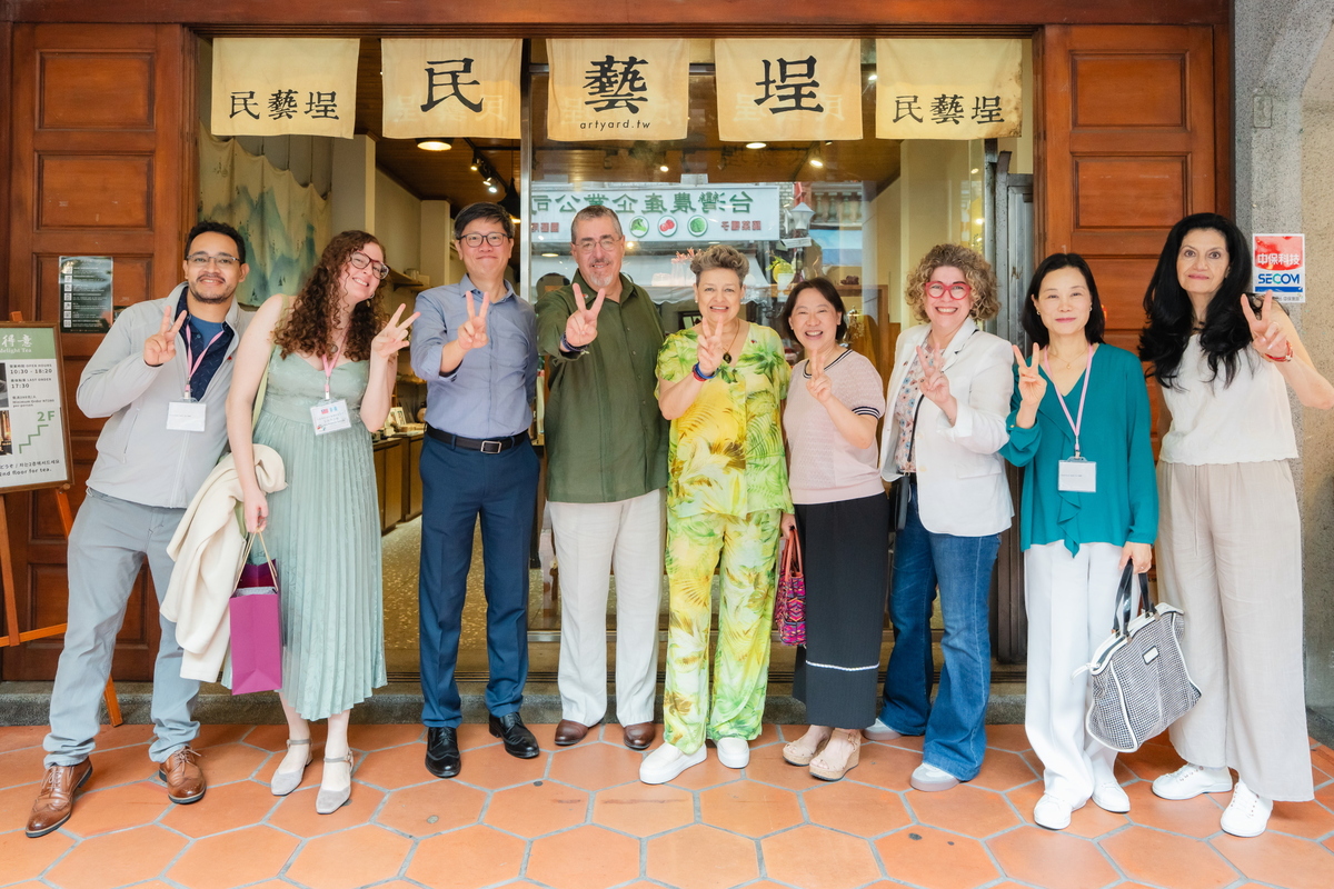 阿雷瓦洛總統也在第二天（6/7）加入廖婉如與貝娜多的行程，共同造訪大稻埕，並由「民藝埕」創辦人周奕成接待，彼此交流台灣文化、社區營造與文創議題。   圖：擷自林佳龍臉書粉專