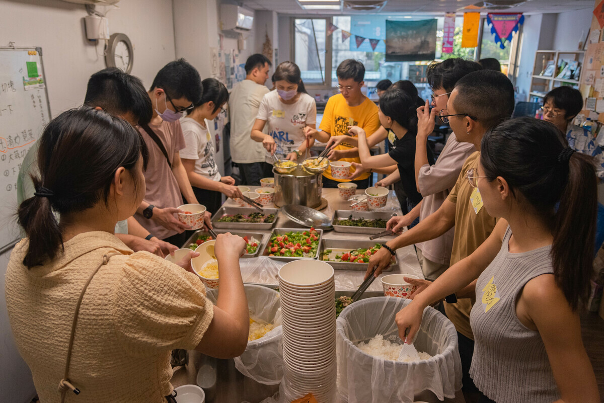 為減輕青年經濟負擔，天河基金會持續開辦「青力親為・千萬祝福」服務學習獎勵計畫，鼓勵背負學貸的年輕人投身公益。有別於往年是從3月29日開始申請，今年申請日期改從7月1日開始，只要在2024年11月1日至2025年10月31日至合作社福單位擔任志工，就能申請1.6萬元獎勵金，有志服務的青年切勿錯過。   圖：天河基金會提供