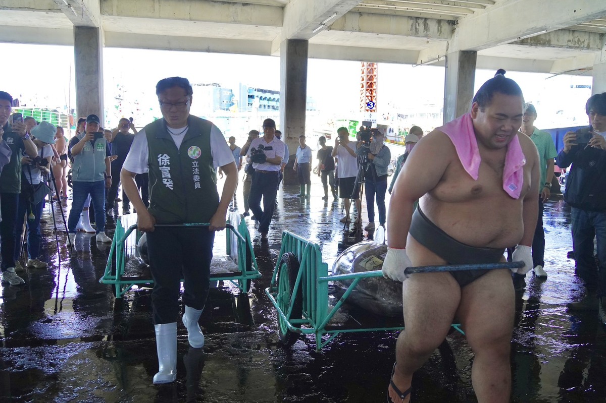運魚PK賽由立委徐富癸(左)對決力士御雷山。   圖：屏東縣政府/提供
