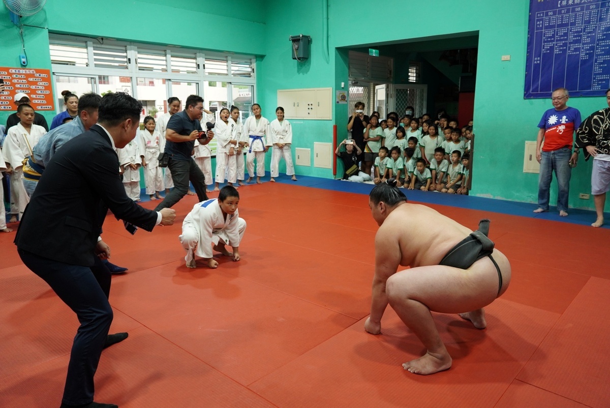 日本相撲力士與武潭國小柔道隊學童進行切磋交流。   圖：屏東縣政府/提供