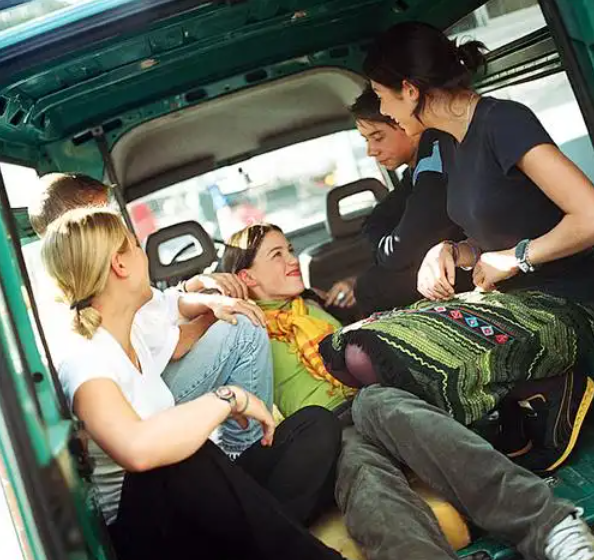 對此，黑爾斯與沙阿均建議，對於無痤瘡的 18 歲以下青少年，僅需使用溫和潔面產品、無香料保濕霜與礦物防曬乳即可。   圖:翻攝自百度