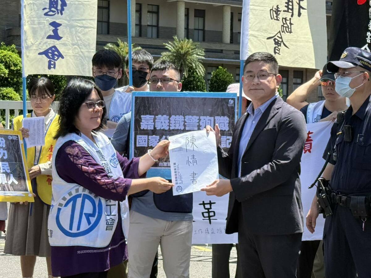 政院出面接陳情者為交通環境資源處副處長黃志元，黃志元表示已有邀集相關單位說明，產工表示將會與警察工作權益推動會共同發函要求行政院將列管進度告知工會，以及若解除列管也應敘明理由。   圖：翻攝自台鐵產業工會臉書