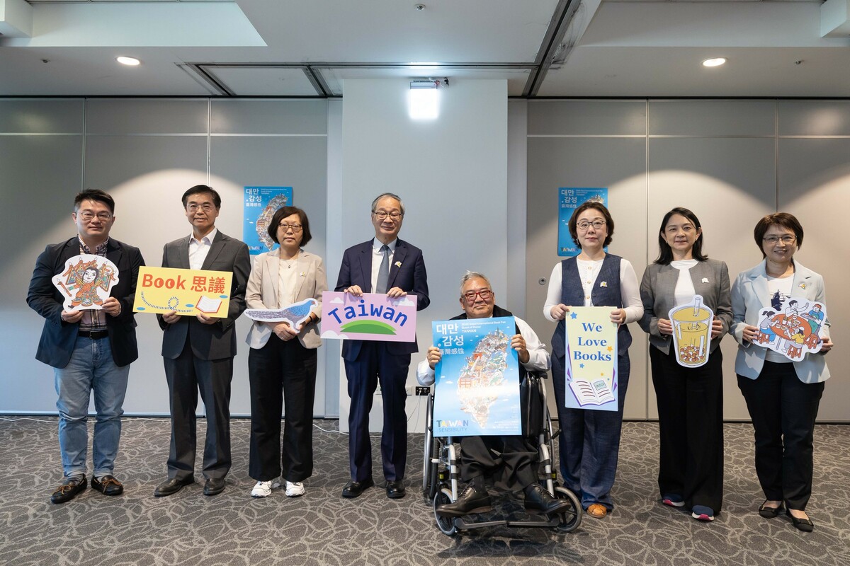 左起：二二八事件紀念基金會執行長藍士博、國家人權博物館館長洪世芳、文化部人文及出版司司長楊婷媜、文化部部長李遠、台北書展基金會董事長郝明義、文策院董事長王時思、文策院副院長張文櫻、台灣文學館館長陳瑩芳。   圖：文策院提供