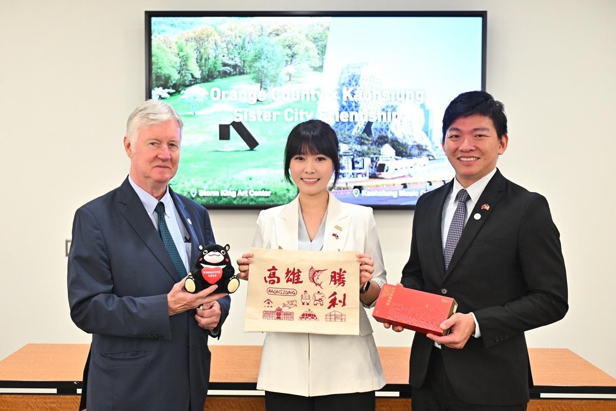 哈利·波爾(左)與張硯卿(中)、吳立森(右)相見歡。 圖:高雄市行國處/提供