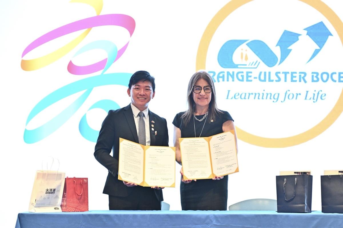 吳立森(左)代表高市府與橘郡正式簽署教育合作備忘錄。 圖:高雄市行國處/提供