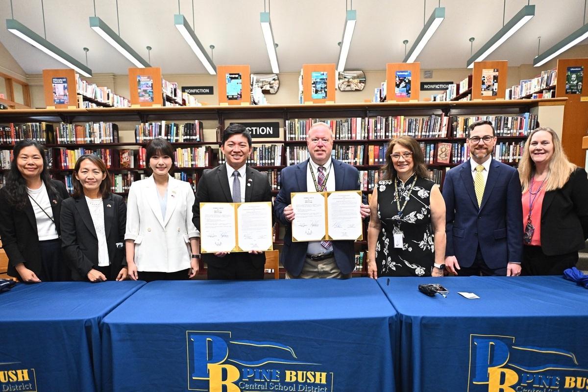 吳立森(左四)代表小港高中與橘郡派恩布希高中締結姊妹校。 圖:高雄市行國處/提供