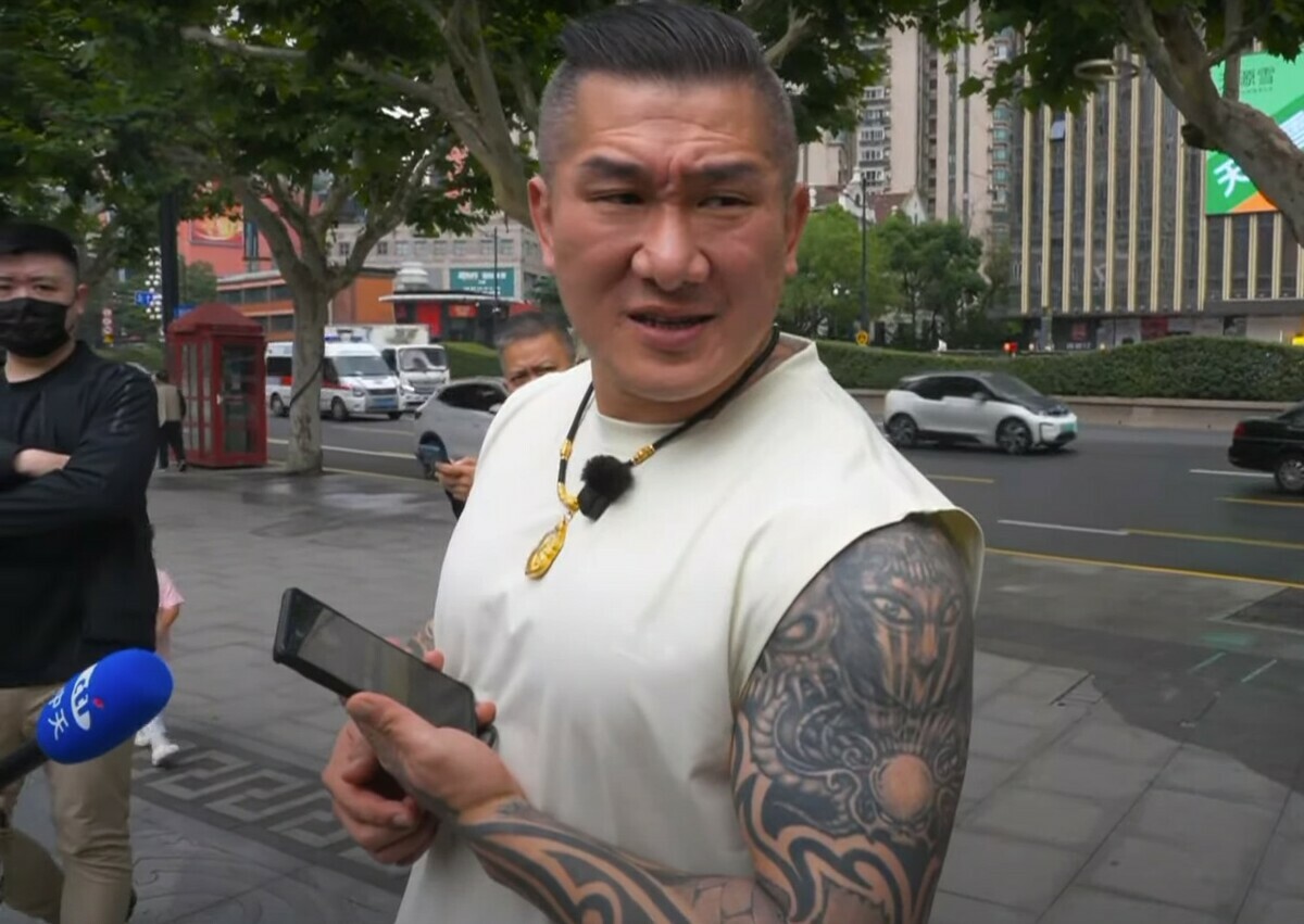  館長在上海開直播時，遇到中國民眾詢問「你哪國人？」 圖：翻攝自館長直播畫面 