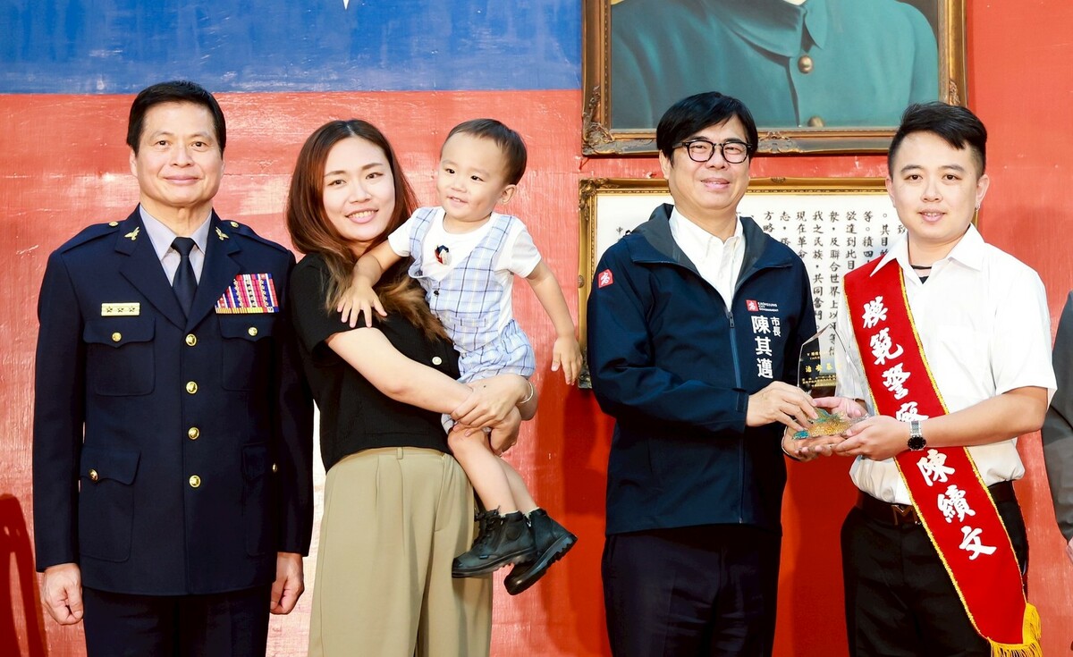 陳其邁(右二)親自頒獎表揚模範警察。   圖：高雄市政府／提供