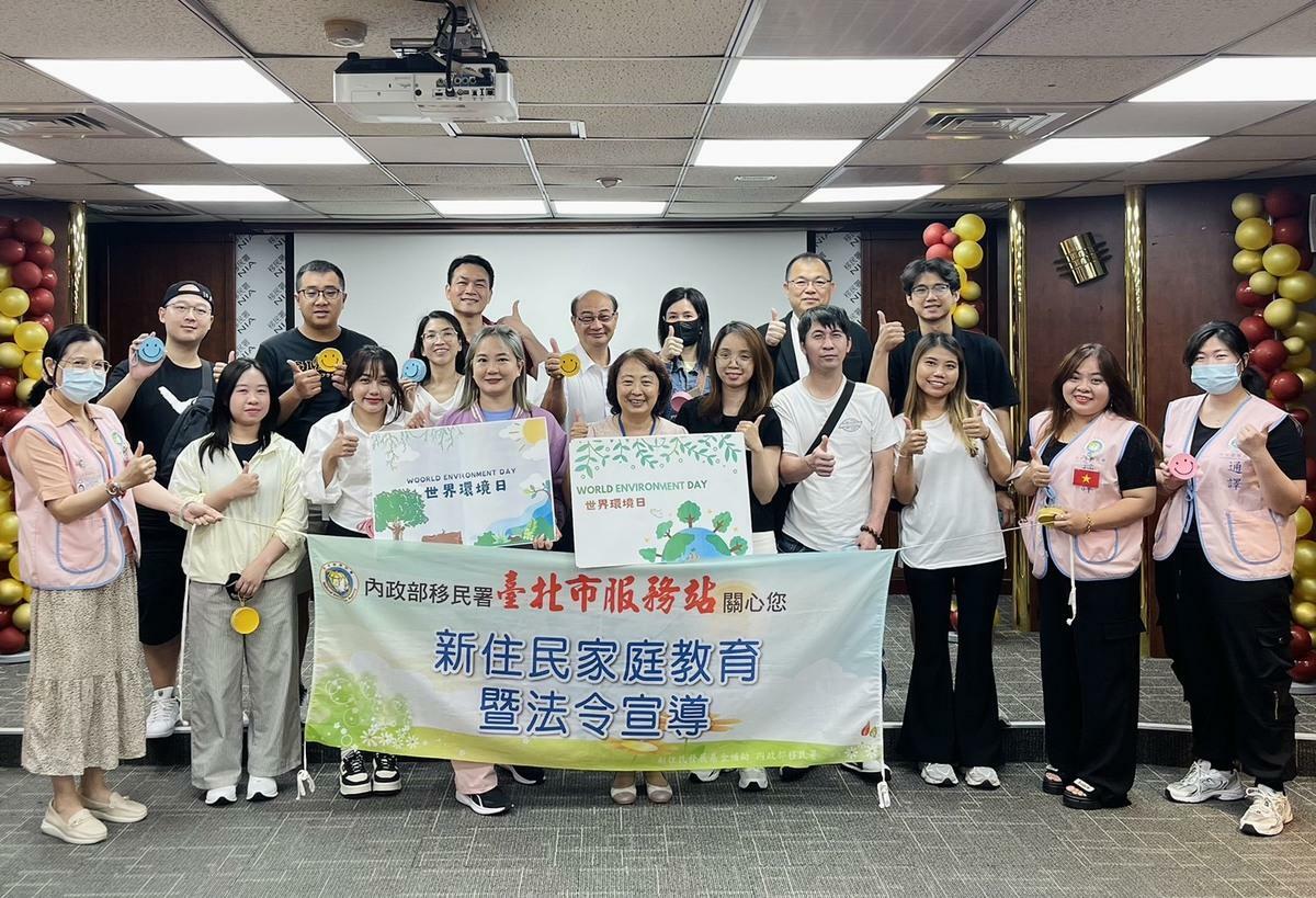 移民署台北市服務站舉辦「新住民家庭教育及法令宣導」課程，邀請來自馬來西亞的新住民李愛珍，分享進入台灣金融業的職涯重建經歷與跨國文化適應的心路歷程。   圖：移民署提供