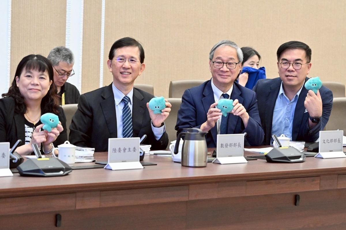 文化部長小野今（12）天帶來很夯的 a-We 可愛吉祥物來陪伴大家開院會，因為即將在日本大阪舉辦的「We TAIWAN 臺灣文化in大阪．關西世博」系列活動，正式邁入倒數50天。   圖：行政院提供