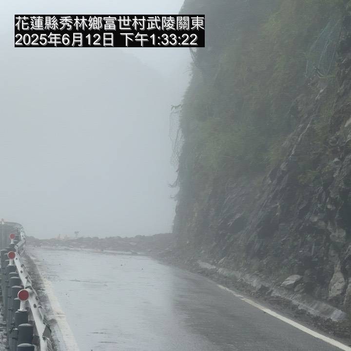 公路局說明,現場邊坡仍持續發生坍方落石,最快明日中午12時才能搶通。 圖:公路局/提供