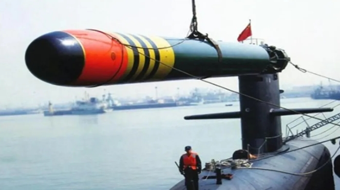  解放軍潛艦安裝魚雷。 圖 : 翻攝自栗子評述 