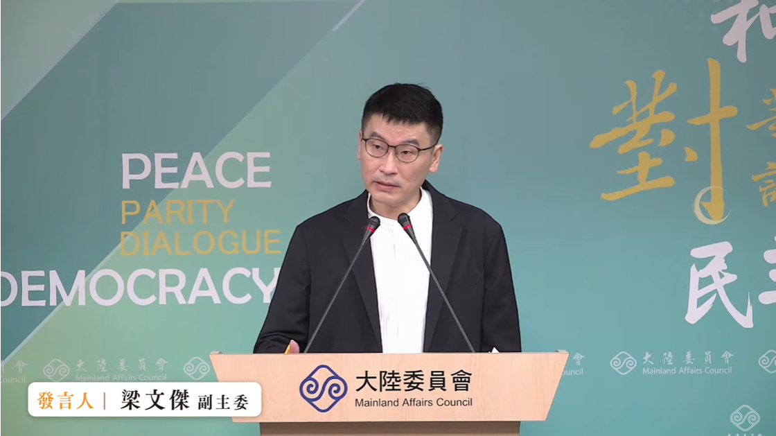 陸委會副主委暨發言人梁文傑今（12）天建議「館長」在中國長住，才能知道人家真正的生活到底是什麼樣。   圖：擷自直播畫面