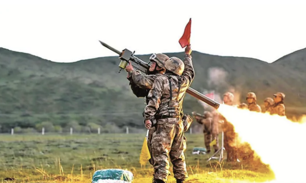  報導引述消息指出，擊落該機的武器極可能是中國製造的「FN-6」型肩射防空飛彈。 圖：翻攝自 X 地球編輯 