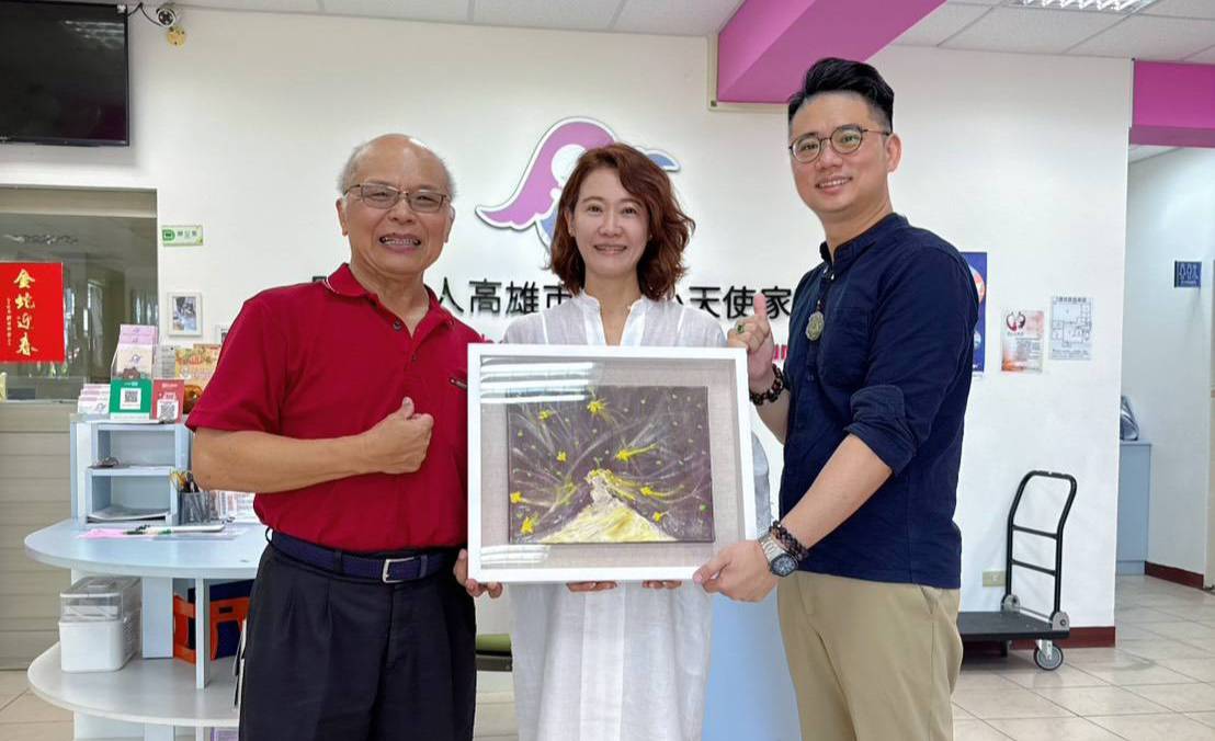 陳紹崇(左)感謝何孟娟(中)、劉柱均(右)的善行。 圖:孫家銘翻攝