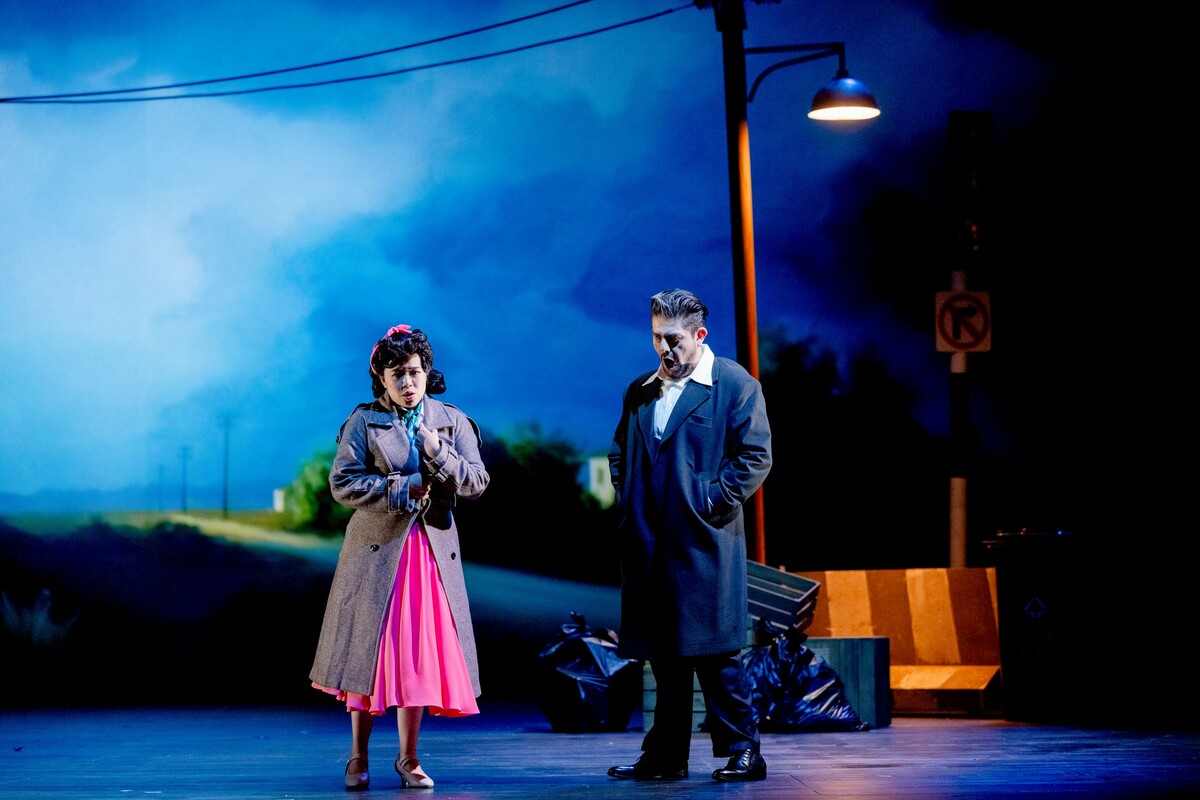 飾演弄臣的阿弗雷多.達薩(右)與女主角賴珏妤(左)精彩的對手戲。 圖:高雄市文化局/提供