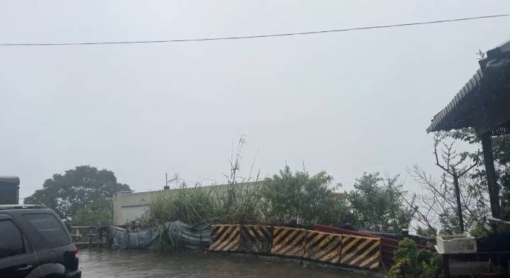 桃源區寶山里雨勢強勁,山區灰濛濛一片。 圖:高雄市原民會/提供