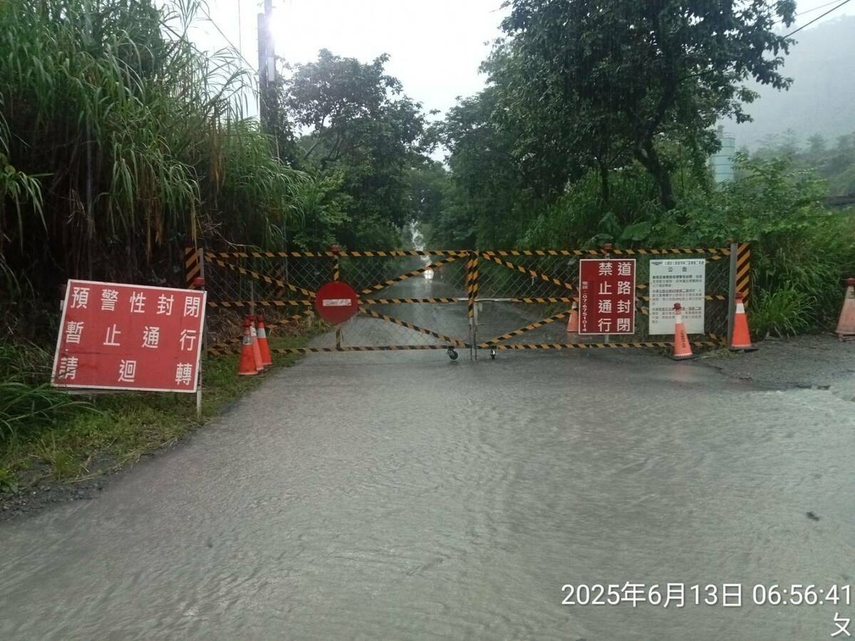 公路局表示,若持續降下豪大雨,恐造成溪水水位暴漲,沖毀現有河床便道,或出現土石流等嚴重危害。 圖:公路局/提供