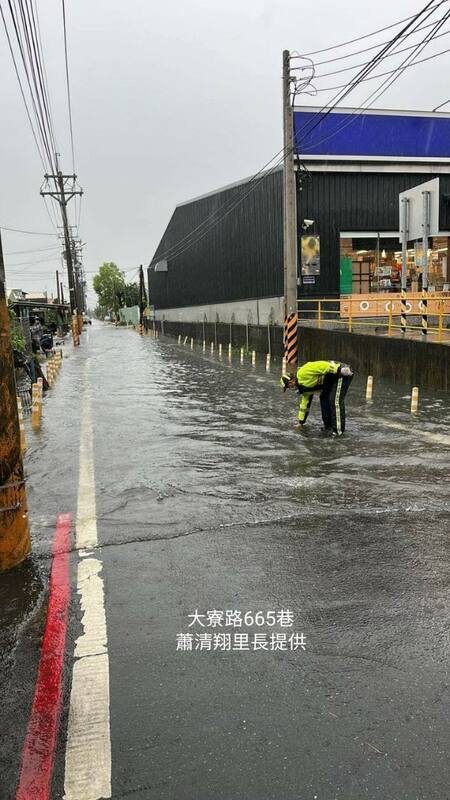 大寮路淹水情形。 圖:翻攝自登真-邱議瑩臉書