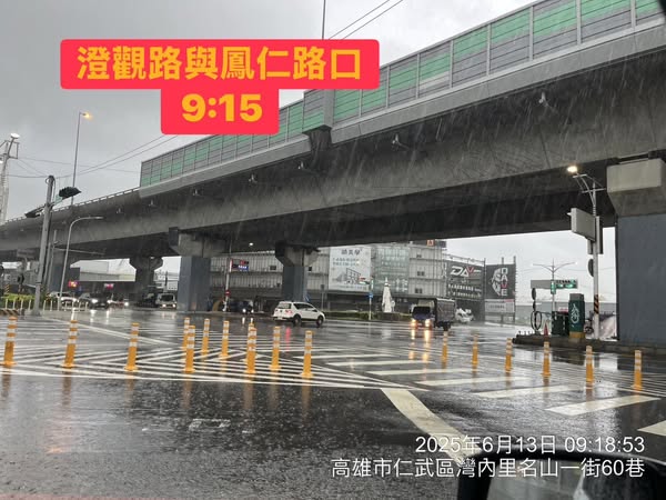 澄觀路與鳳仁路口淹水情形。 圖:翻攝自登真-邱議瑩臉書