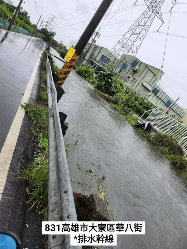 大寮區華八街淹水情形。 圖:翻攝自登真-邱議瑩臉書