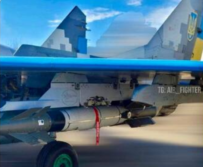  烏軍Mg-29戰機下掛載了500磅軍援的AASM導彈。 圖 : 翻攝自 X / OSINTtechnical 
