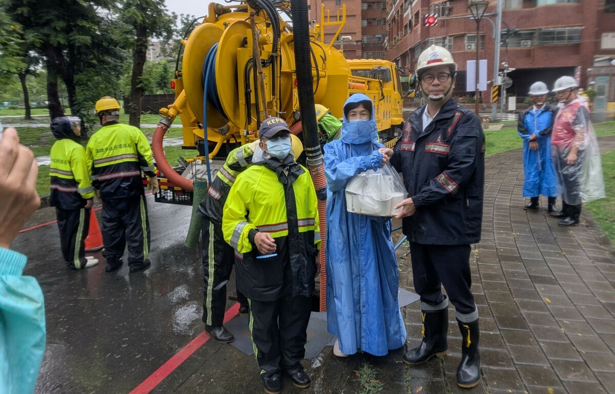 陳其邁(前排)慰勉環保局人員疏通金獅湖閘門周遭道路側溝的辛勞。 圖:高雄市水利局/提供