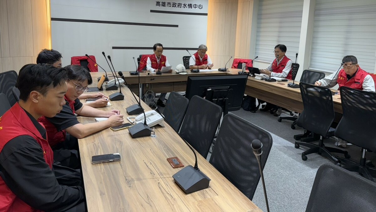 林欽榮坐鎮水情中心全面備戰防汛。 圖:高雄市水利局/提供