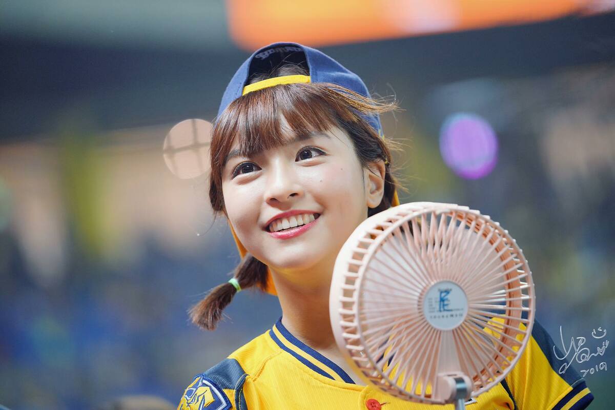 天氣愈來愈熱,許多在戶外工作的人都會攜帶無線電風扇。 圖:取自峮峮/臉書