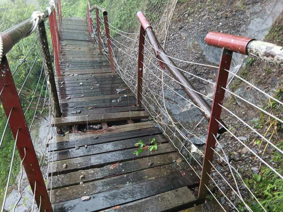 北大武山步道1.5k棧橋遭落石砸中。   圖：林保署屏東分署／提供