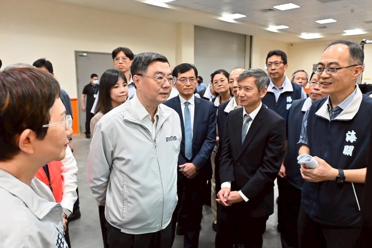 行政院長卓榮泰13日視察財政部關務署臺北關。   圖：行政院提供