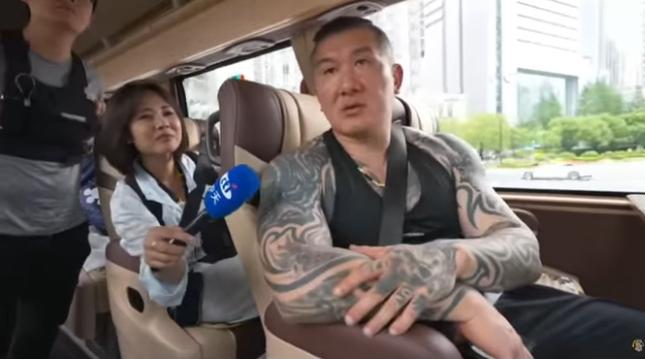  「館長」陳之漢近日前往中國上海，展開一場自詡「和平之旅」的直播行程。 圖：翻攝自 館長惡名昭彰 YT 