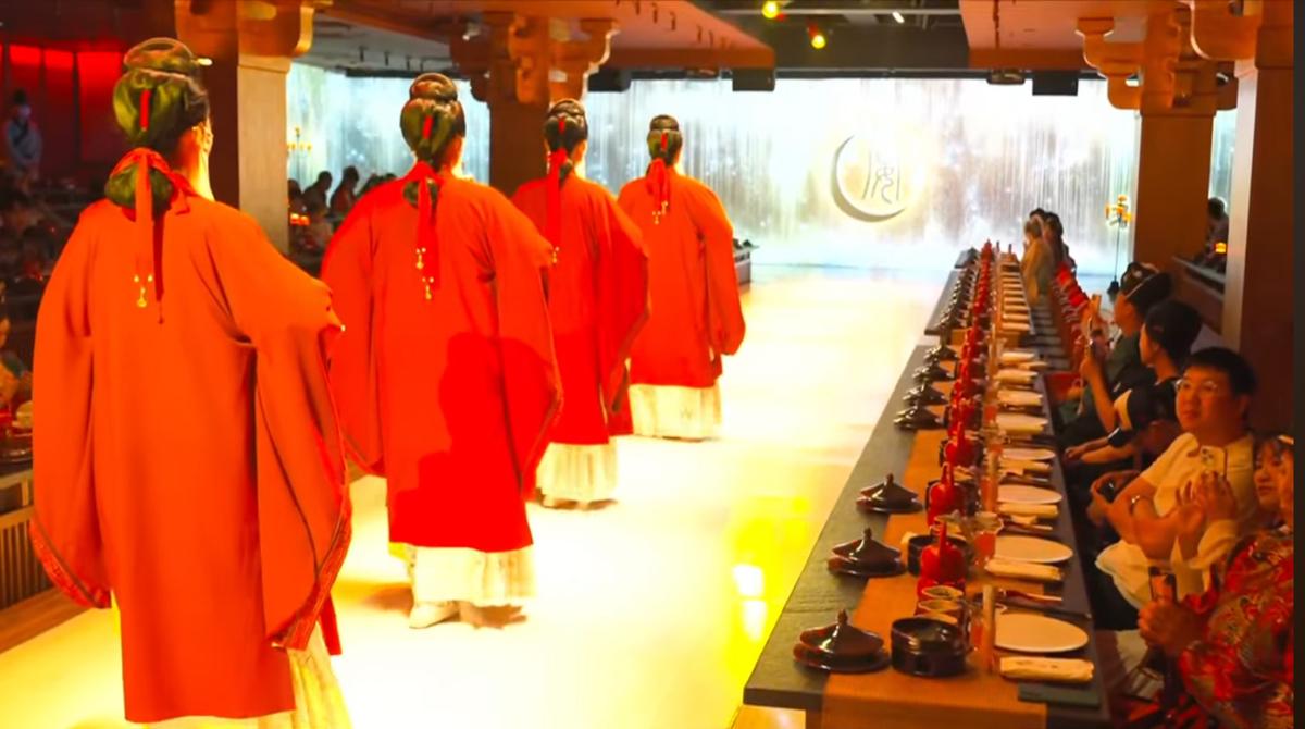  館長對「沈浸式體驗晚宴」讚不絕口。 圖：翻攝自 館長惡名昭彰 YT 