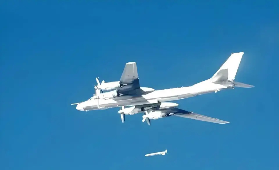  俄軍9日空襲烏克蘭空軍基地，出動5枚「匕首」高超音速導彈及10枚KH-101巡弋飛彈。 圖：翻攝自 騰訊新聞 