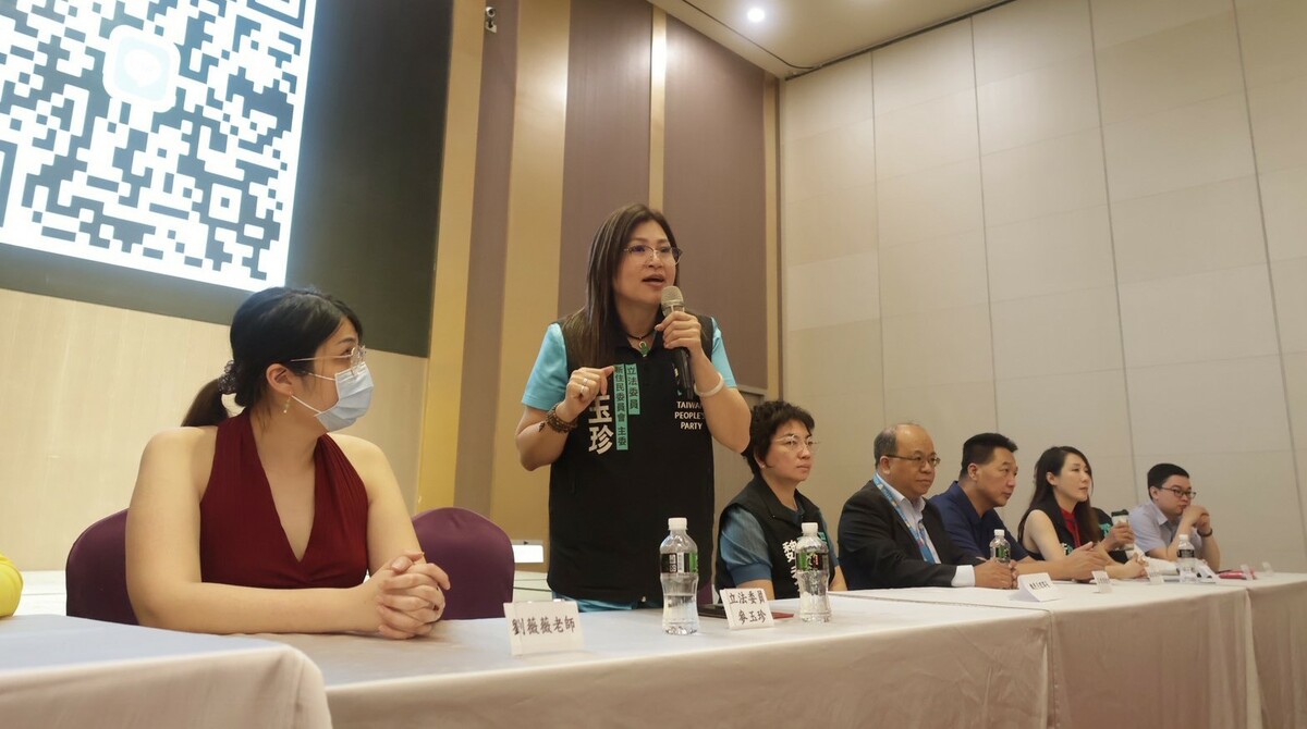 麥玉珍(左二)分享《新住民基本法》的立法精神與願景。   圖：民眾黨高雄市黨部/提供