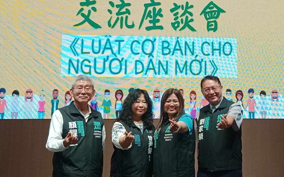 劉家榮、麥玉珍、曾尹儷、顏耀星(右至左)支持保障新住民權益。   圖：孫家銘攝