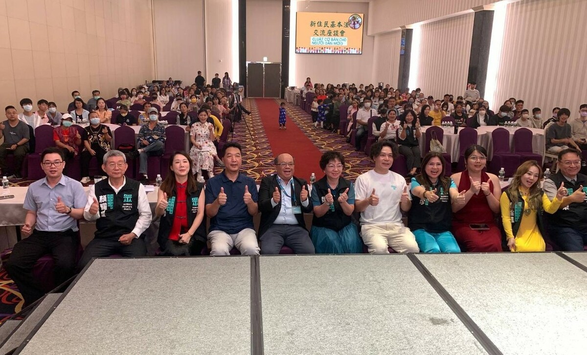 近三百人熱情參與新住民基本法交流座談會。   圖：民眾黨高雄市黨部/提供