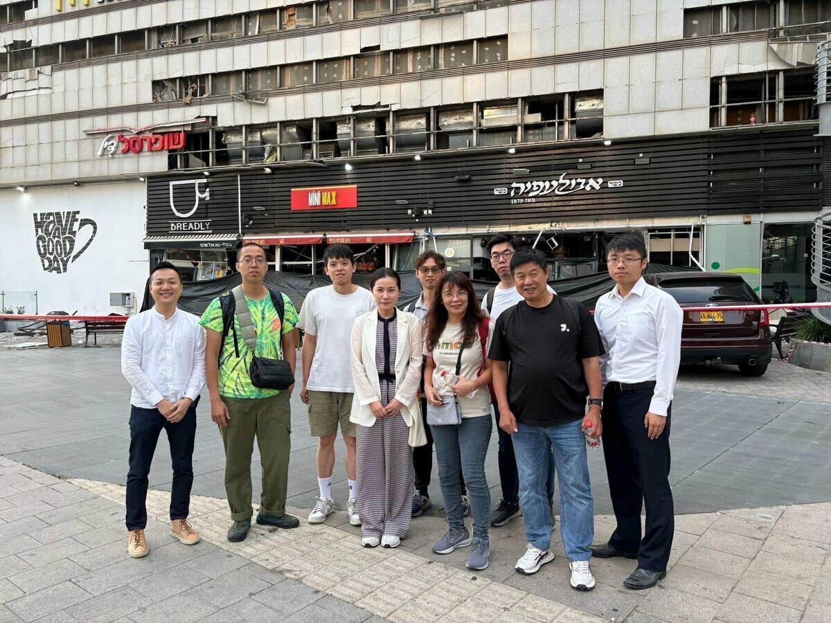 前往邊關前駐以色列代表處代表李雅萍公使偕同仁與部分離境國人合影。   圖:外交部提供