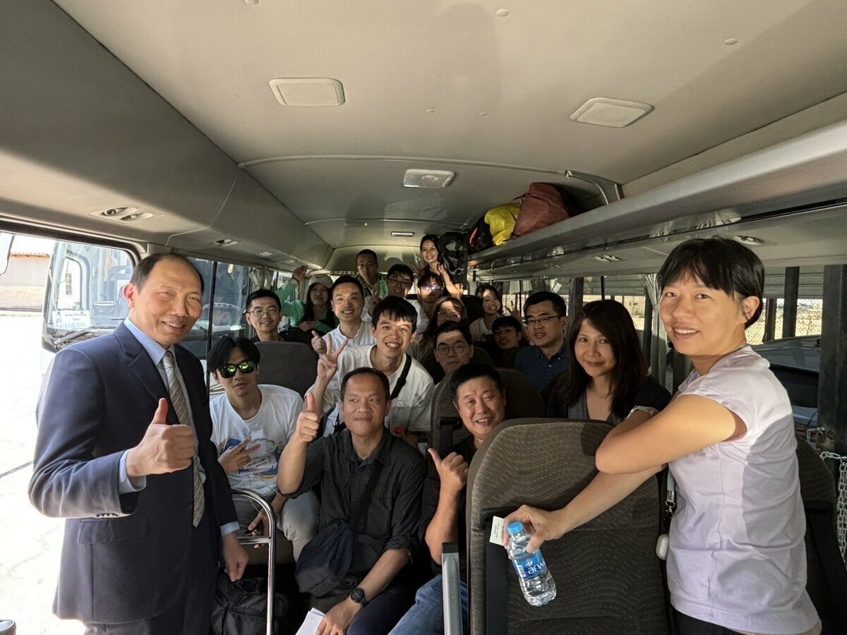 國人在約旦邊關的巴士上與駐約旦代表處代表楊心怡大使等合影。   圖:外交部提供