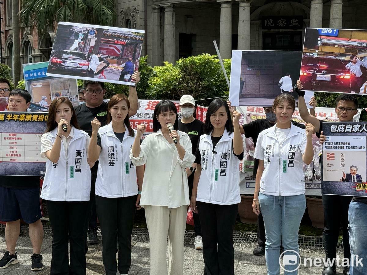 民眾黨上午於監察院門口召開「肥貓監委年領逾250萬 業績竟掛蛋」記者會，新聞部主任吳怡萱（中）、三重蘆洲區主任周曉芸（左2） 、板橋區主任林子宇（左1）、中和永和區主任陳怡君（右1）、汐止金山萬里區主任陳語倢（右2）出席。   圖：周煊惠 / 攝