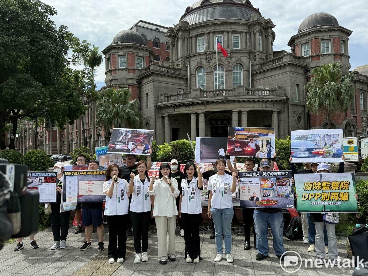 民眾黨上午於監察院門口召開「肥貓監委年領逾250萬 業績竟掛蛋」記者會，新聞部主任吳怡萱（中）、三重蘆洲區主任周曉芸（左2） 、板橋區主任林子宇（左1）、中和永和區主任陳怡君（右1）、汐止金山萬里區主任陳語倢（右2）出席。   圖：周煊惠 / 攝