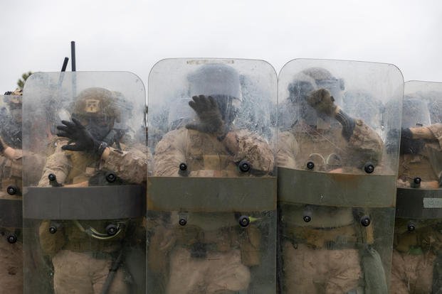  6月13日美國海軍陸戰隊派遣200名陸戰隊員，攜帶步槍、防暴裝備及防毒面罩進駐洛杉磯市郊，因應川普政府在南加州大規模移民執法引發的抗議活動。 （圖：翻攝U.S. Marine Corps） 