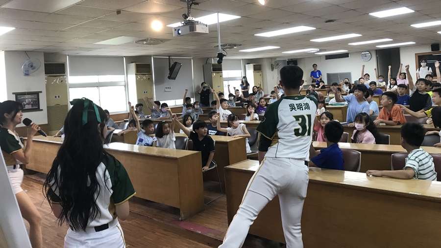 高雄學生50元看球優惠方案有獎問答，四維國小同學踴躍搶答。   圖：高雄市運發局/提供