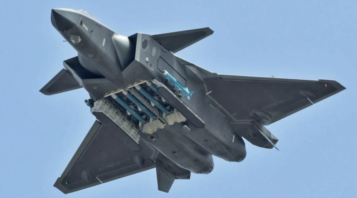  中國殲-20隱形戰機搭載中製「霹靂-15E（PL-15E）」飛彈。 圖：擷取自《騰訊網》 