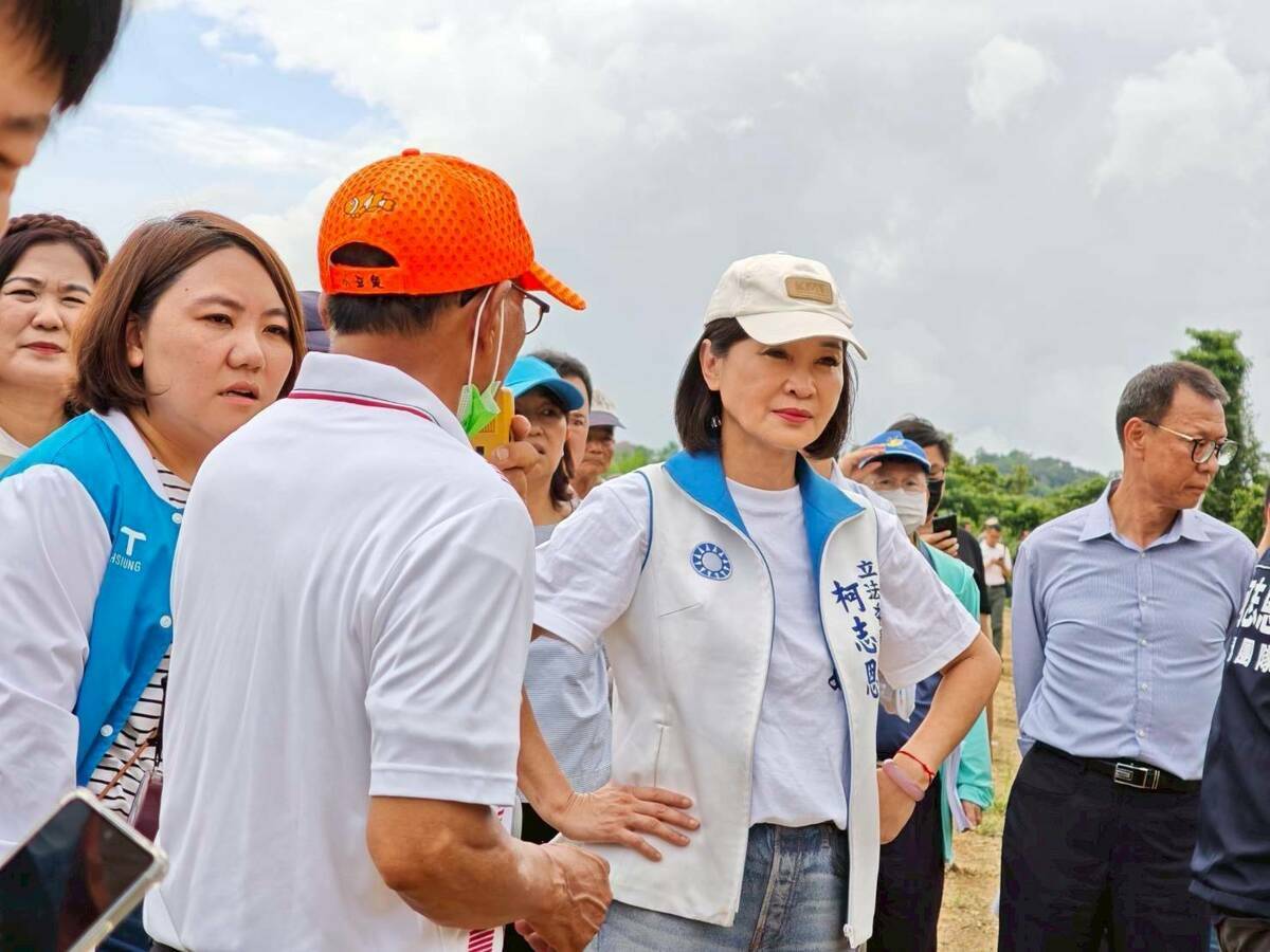 柯志恩(右二)要求能源署針對過去法規並不完備的光電案場，必須重新檢討盤點。   圖：柯志恩辦公室/提供