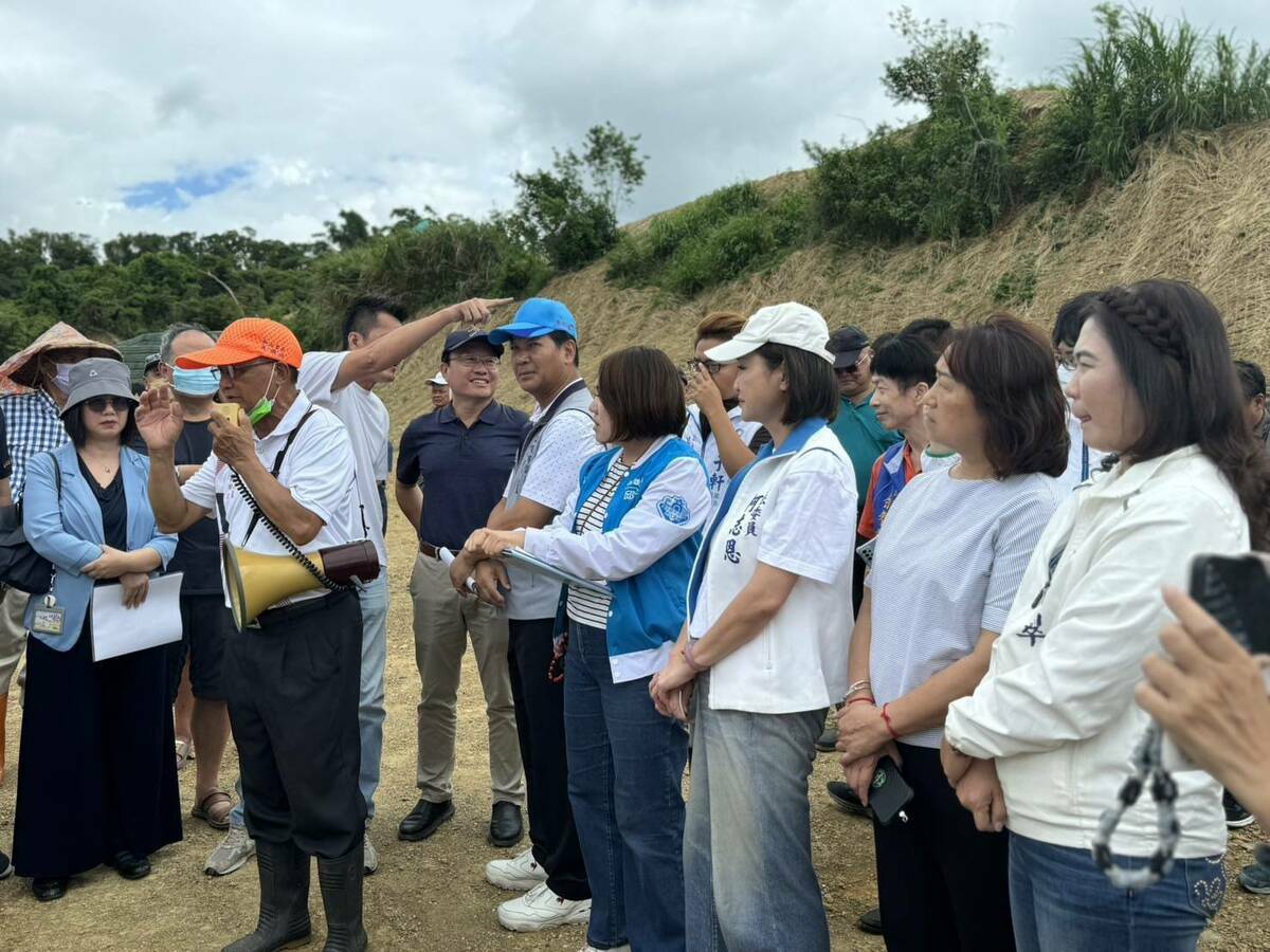 柯志恩(右三)率黨籍議員會勘大樹光電案場。   圖：柯志恩辦公室/提供