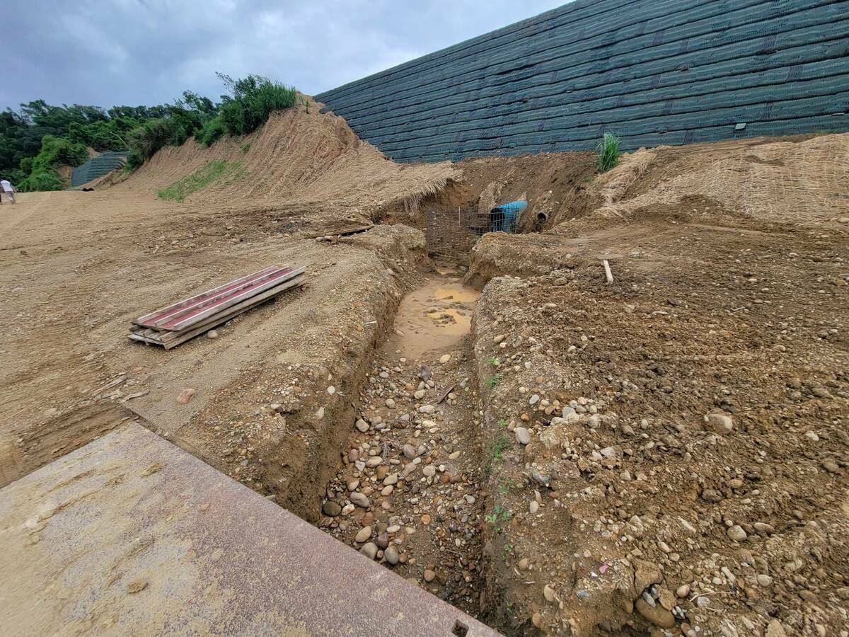 當地里民陳情光電案場破壞山林，雨季可能造成土石流，更擔心光電板沖洗有重金屬殘留在地下水，影響居民飲用水安全。   圖：柯志恩辦公室/提供